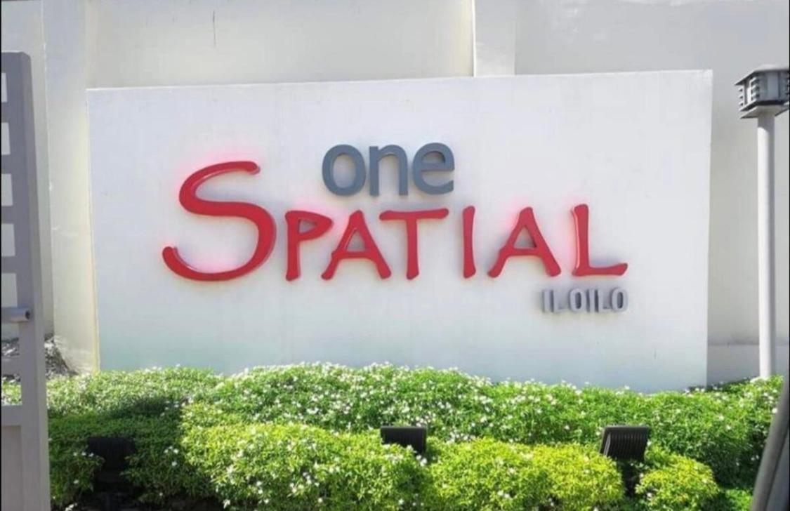 One Spatial Two Bedroom Condominium Unit With Pool And Gym Free Netflix And Wifi ايلويلو المظهر الخارجي الصورة