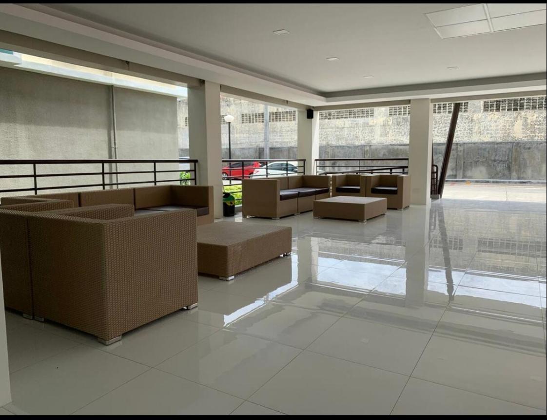 One Spatial Two Bedroom Condominium Unit With Pool And Gym Free Netflix And Wifi ايلويلو المظهر الخارجي الصورة