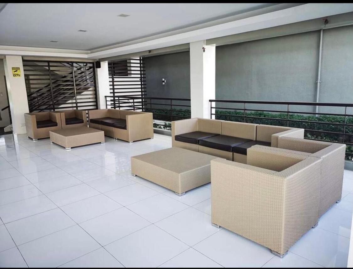 One Spatial Two Bedroom Condominium Unit With Pool And Gym Free Netflix And Wifi ايلويلو المظهر الخارجي الصورة